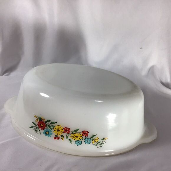 Fire King Oval Spring Wreath 467 Milk Glass 1-1/2 QUART Casserole Dish - Picture 3 of 11